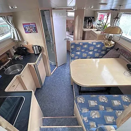 Luxury Houseboat *