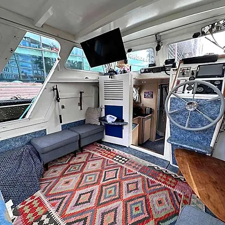 Luxury Houseboat *