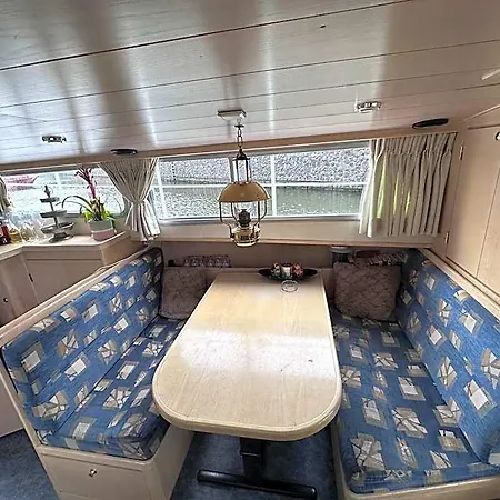 Luxury Houseboat *