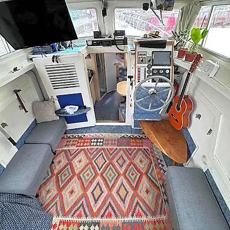 Hotel Luxury Houseboat