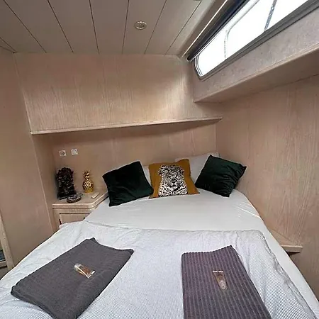 Hotel Luxury Houseboat